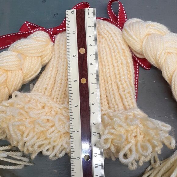 Adorable yarn hat for a baby or doll. - Picture 5 of 6